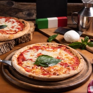 TOMATO MOZARELLA AND BASIL 16"